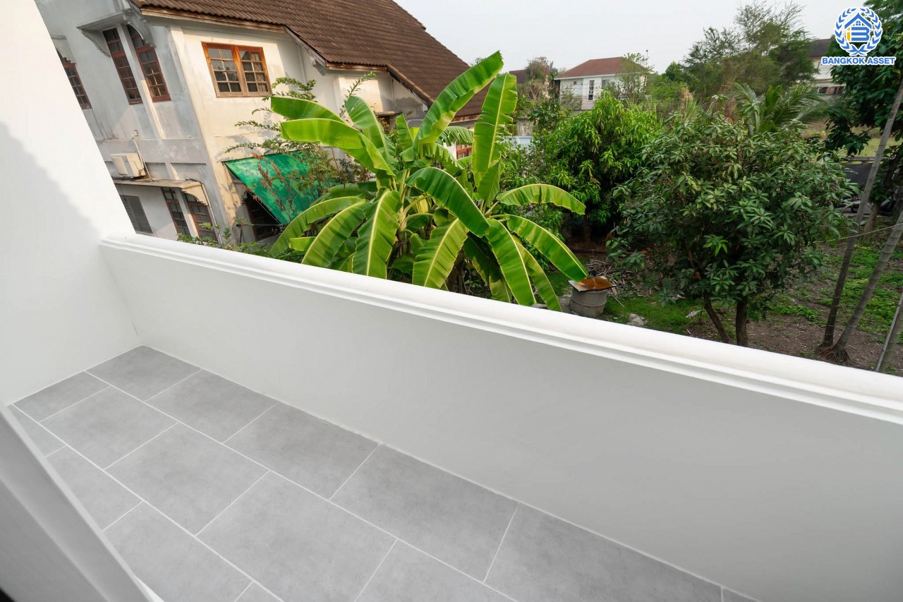 บ้านมือสองตกแต่งใหม่ ม.กฤษดานคร18 บรมราชชนนี เนื้อที่ 125 ตร.ว. บนพื้นที่ใช้สอยมากถึง 353 ตร.ม. อีกระดับของฟังก์ชัน 4 ห้องนอน 4 ห้องน้ำ 1 ห้องอเนกประสงค์ 1 ห้องแม่บ้าน จอดรถได้ 2 คัน บรรยากาศสุด Private บนทำเลศักยภาพเชื่อมต่อหลายเส้นทาง ใกล้เซ็นทรัลปิ่นเกล้า ม.มหิดล และทางด่วน "กาญจนาภิเษก"...